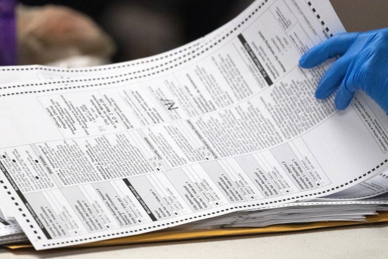 Poll: Independents Sour on Country’s Direction Before Midterms