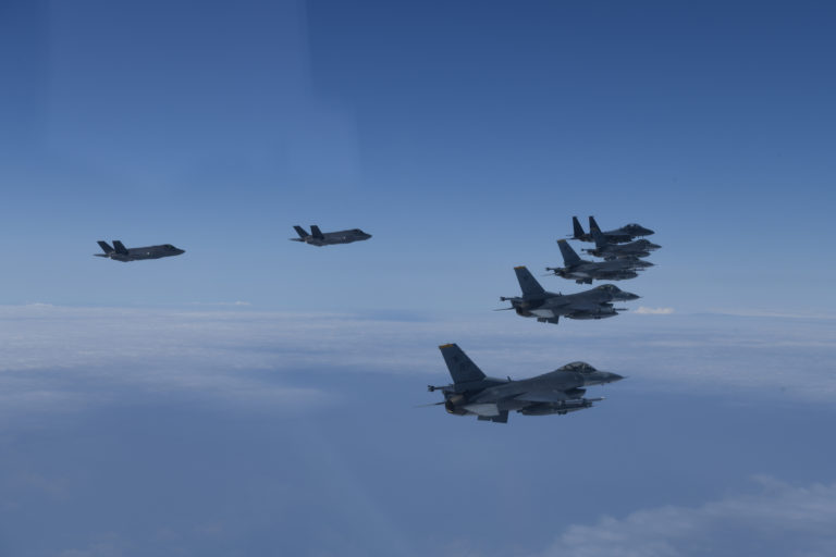 US Replaces B-2 Bombers at Diego Garcia Base With B-52s