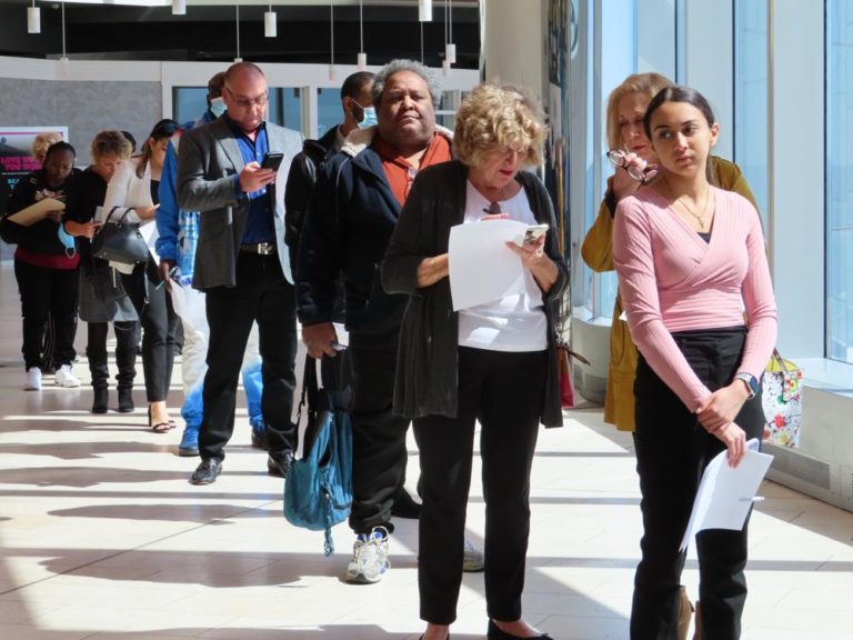 Over 28% of Americans Look for New Jobs, Highest Rate in Decades