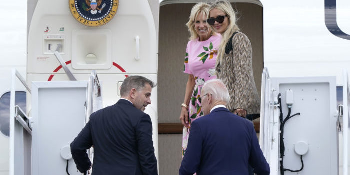 Biden Begins Weeklong Vacation w/ Hunter's Family at S.C.'s Kiawah ...