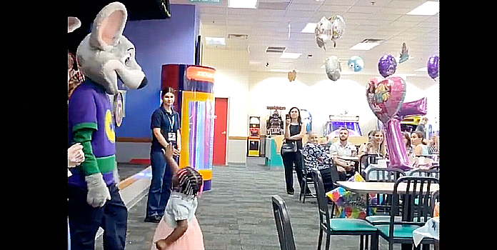 Chuck e Chees discrimination