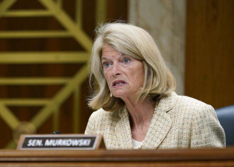 RINO Sen. Murkowski Hints at Party Switch, and No One’s Surprised