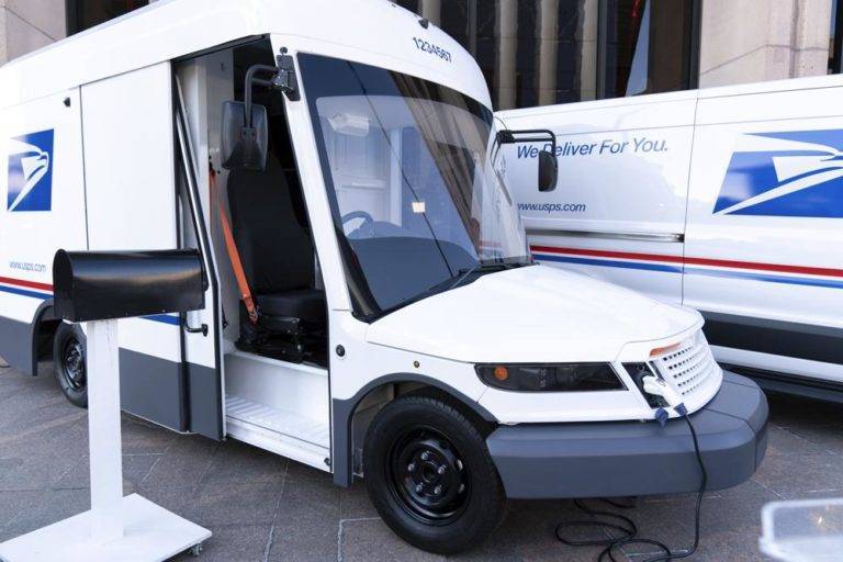 Senators from 17 States Want Postal Service to Pause 10-year Plan to Save $160B