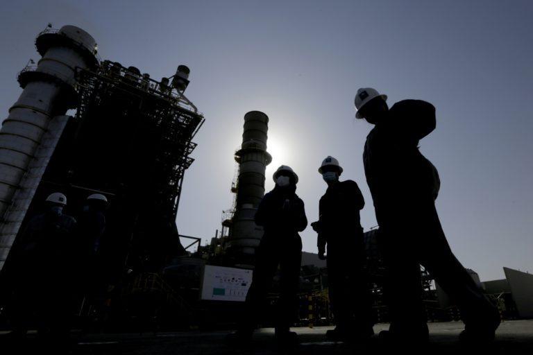 Oil Drops Below $80 per Barrel, While Tech Stocks Weigh on a Mixed Wall Street