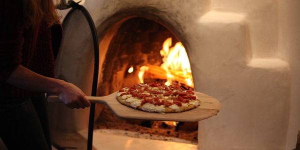 640px-Pizza_baking_in_Wood-fired_oven pizza