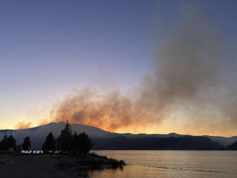 Oregon Fire Looms Near Town as 4th Firefighter Dies
