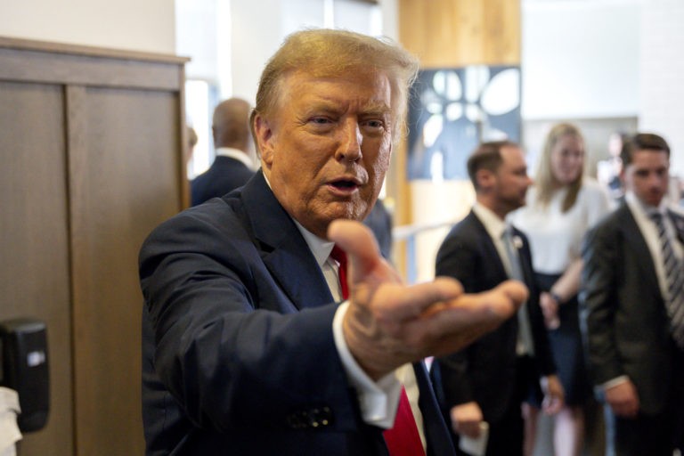 Trump Floats Eliminating U.S. Income Tax in Meeting w/ Congressional Republicans