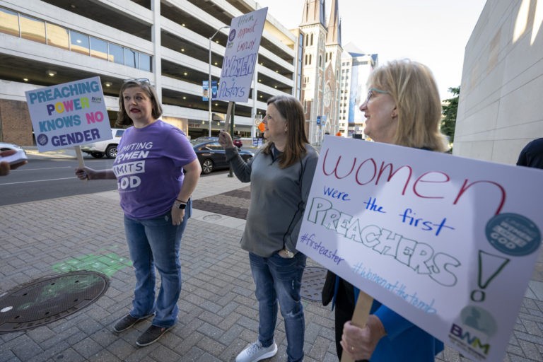 Southern Baptists Narrowly Reject Formal Ban on Churches w/ Any Women Pastors