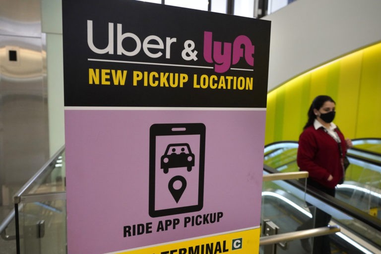 Uber, Lyft Agree to Pay Drivers $32.50 per Hour in Mass. Settlement