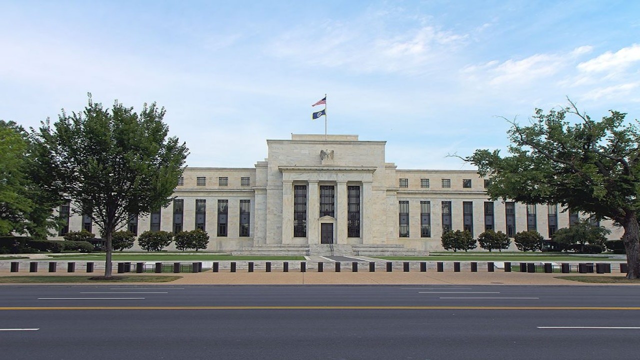 400 Ph.D. Economists vs. One Shiny Rock