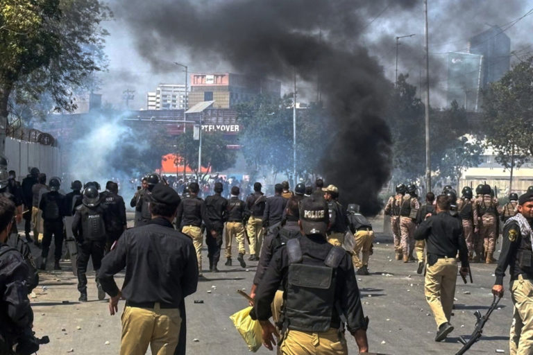 9 Killed as Protesters Try to Storm US Consulate in Pakistan