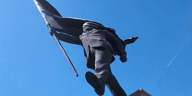 Guerilla Artist ‘Banksy’ Accused of Colluding w/ Authorities in New Work