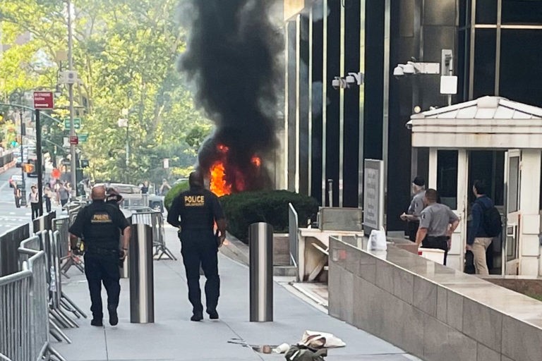 Video Shows Unfazed Passersby During Fiery Attack on New York Federal Building by Ex-Soldier