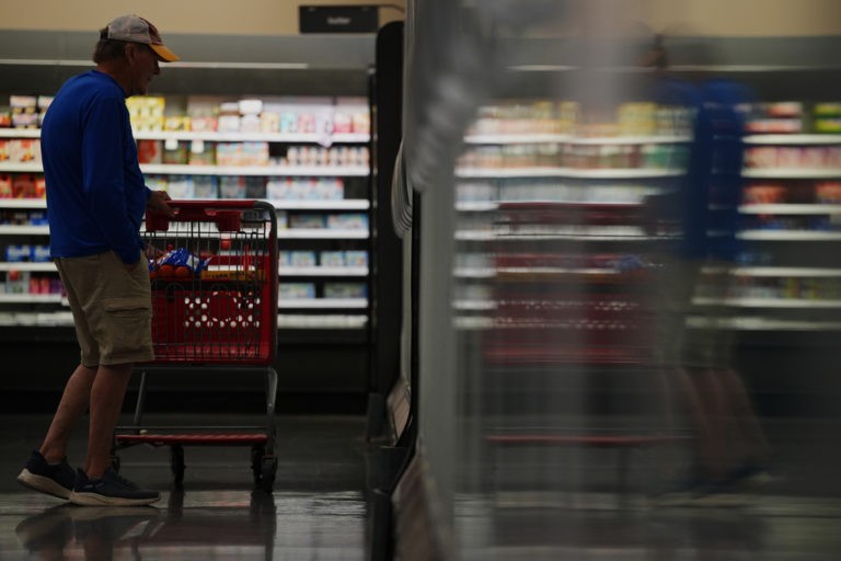 US Consumer Confidence Falls to Lowest Level in 7 Months with Gas Stuck Above $4